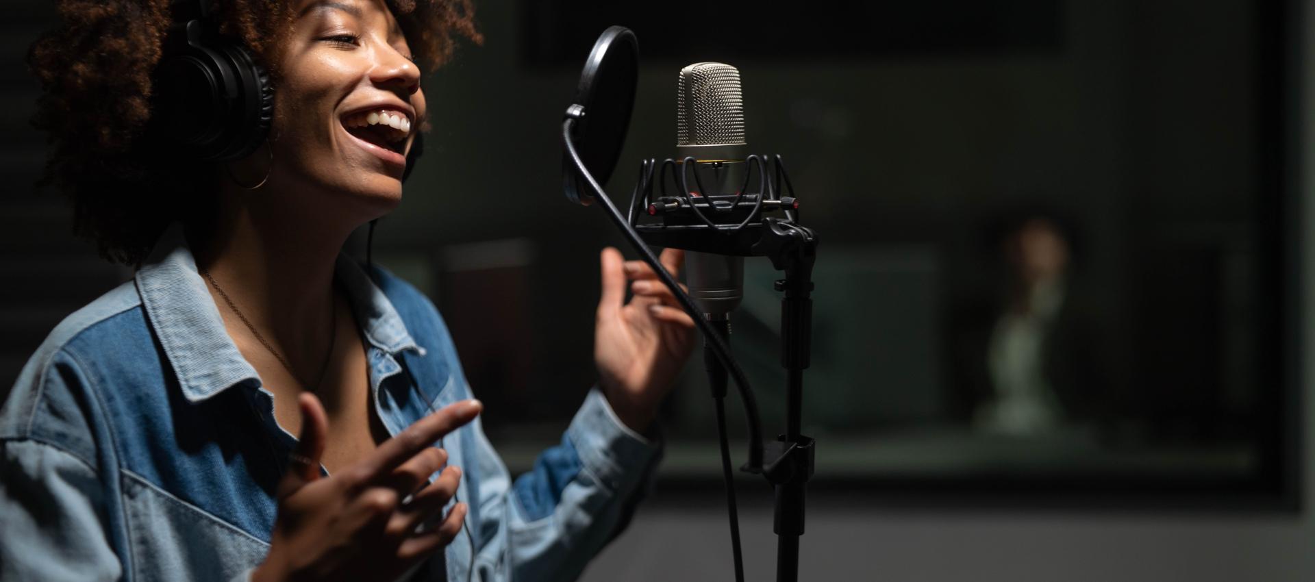 Chanteuse dans un studio d'enregistrement