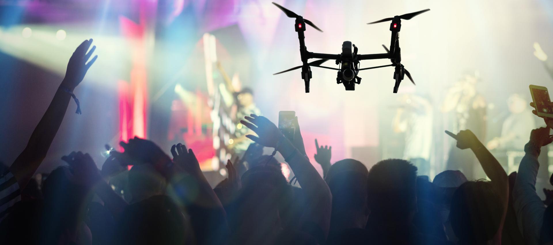 Drone filmant un concert