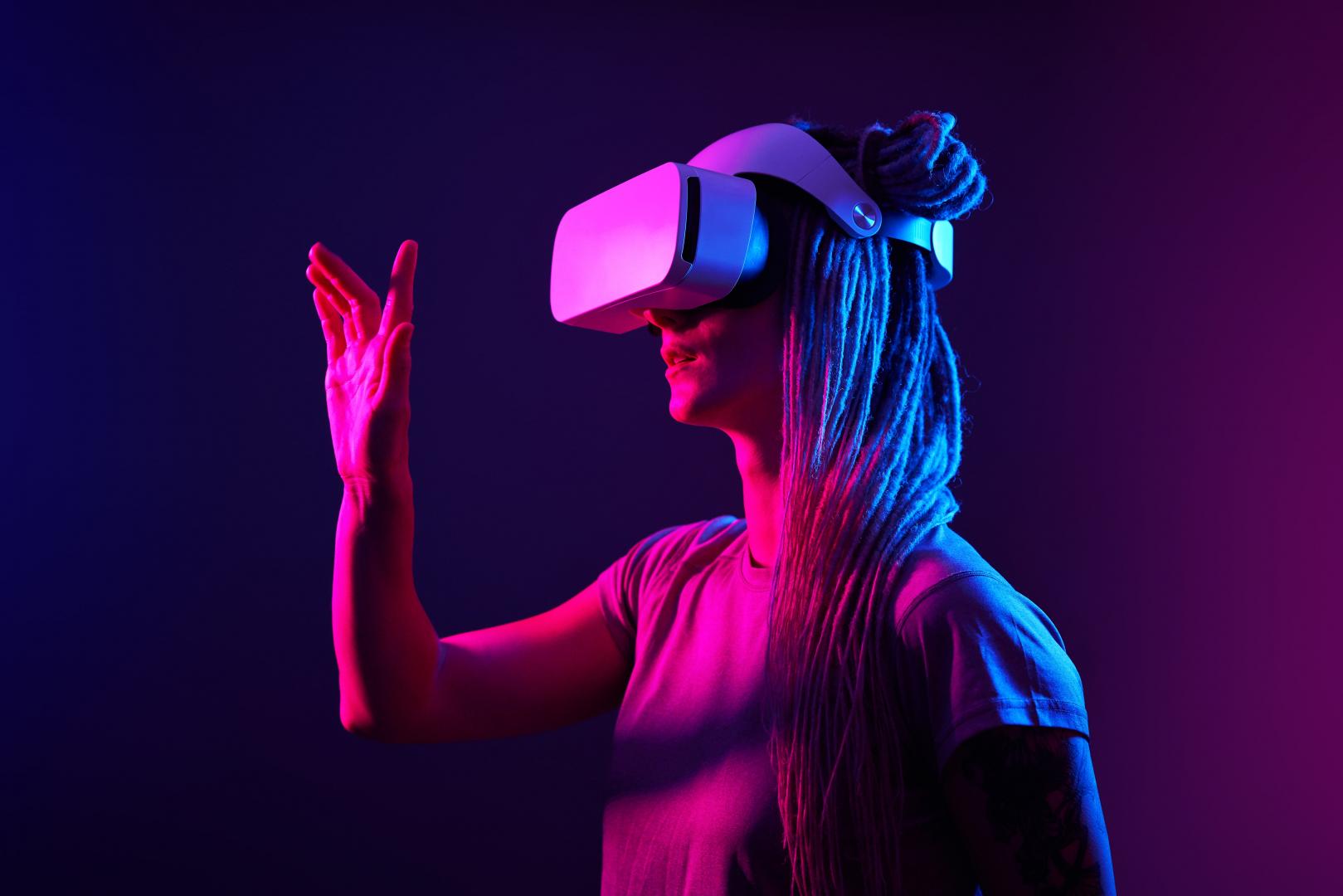 Femme portant un casque de réalité virtuelle